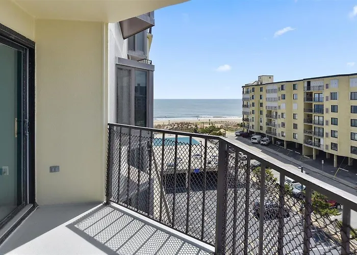 2 Bedroom With Ocean View And Outdoor Pool! *
